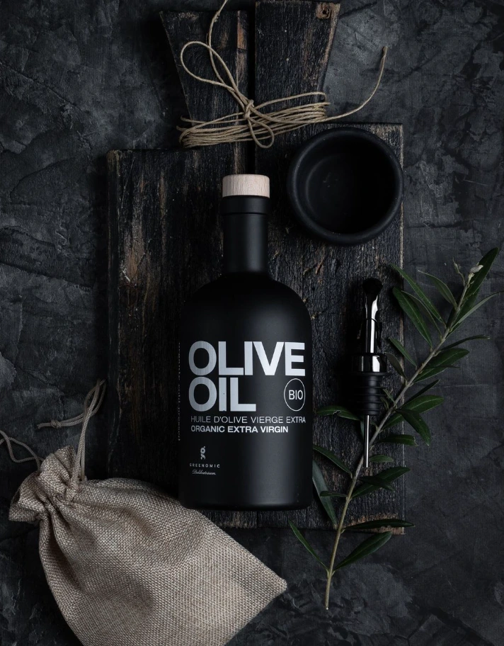 hübsche Olivenöl Flasche in edlem Schwarz