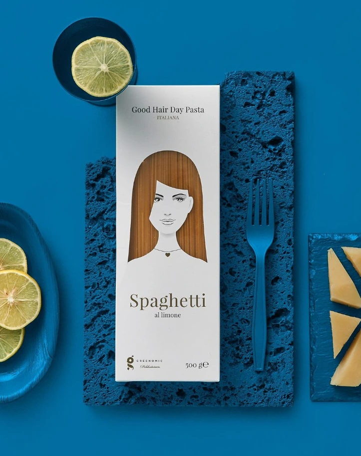 Good Hair Day Spaghetti Pasta Schachtel auf blauem Hintergrund mit Zitronen